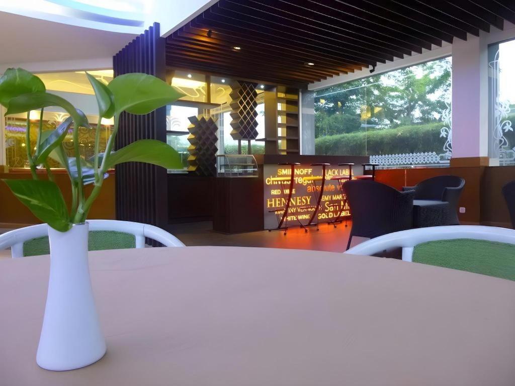 Hotel New Puri Garden Bandara Семаранг Экстерьер фото